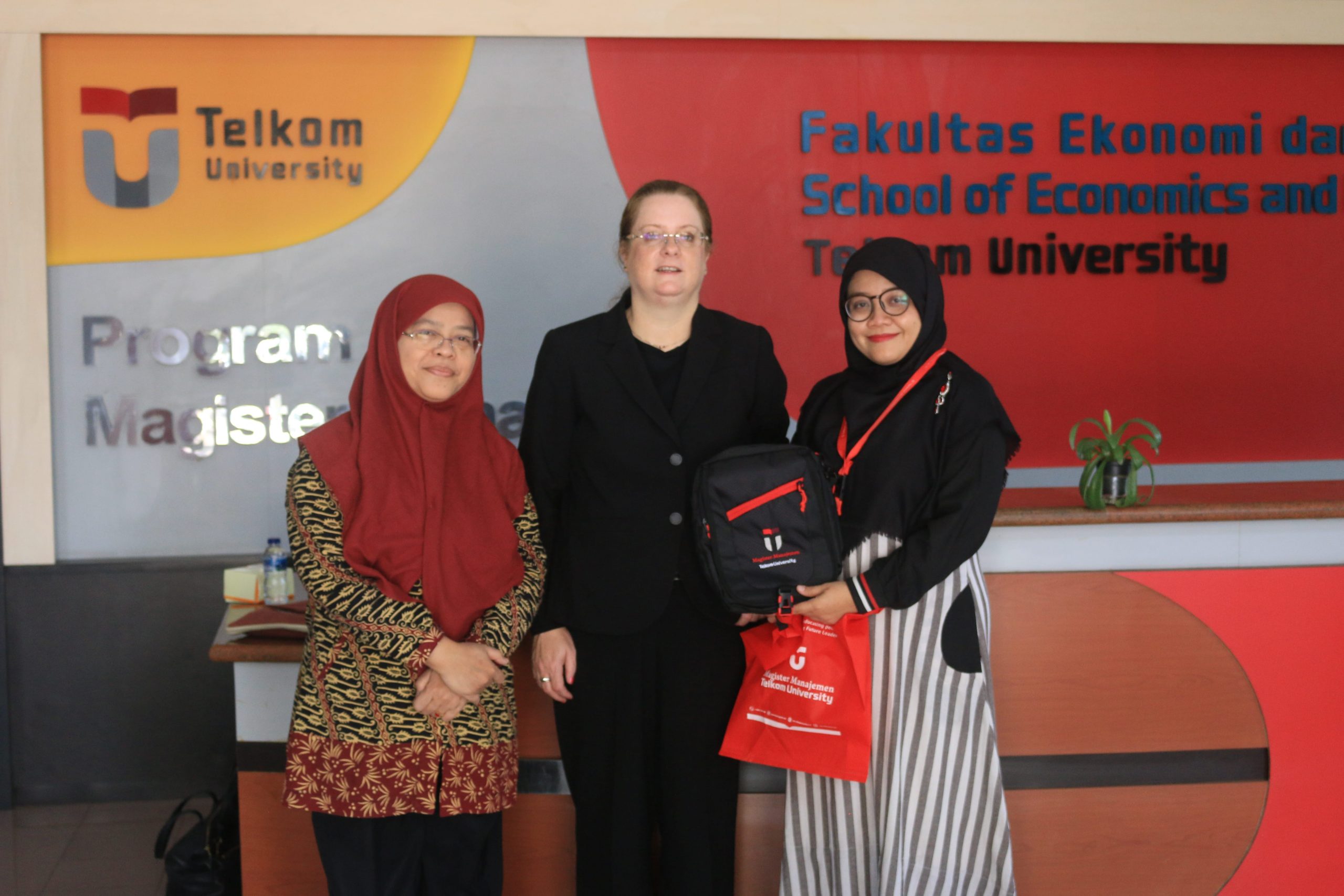 Kuliah Umum dengan Dr. Vanessa Ratten