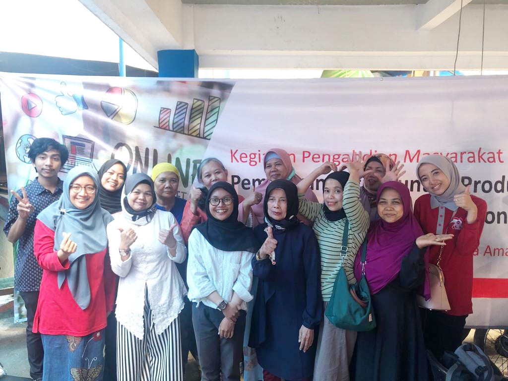 Digital Marketing Training for Traditional Market Product in Sakola Pasar Community